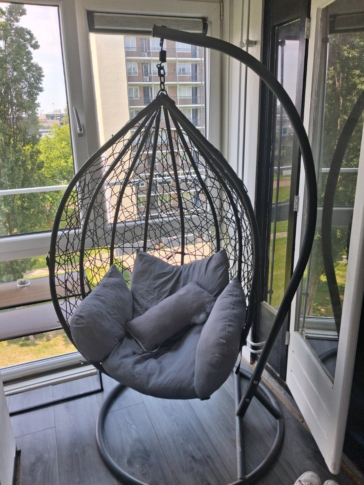Hangstoel / Ei stoel met standaard zwart, Huis en Inrichting, Stoelen, Ophalen of Verzenden, Zo goed als nieuw, Zwart, Eén