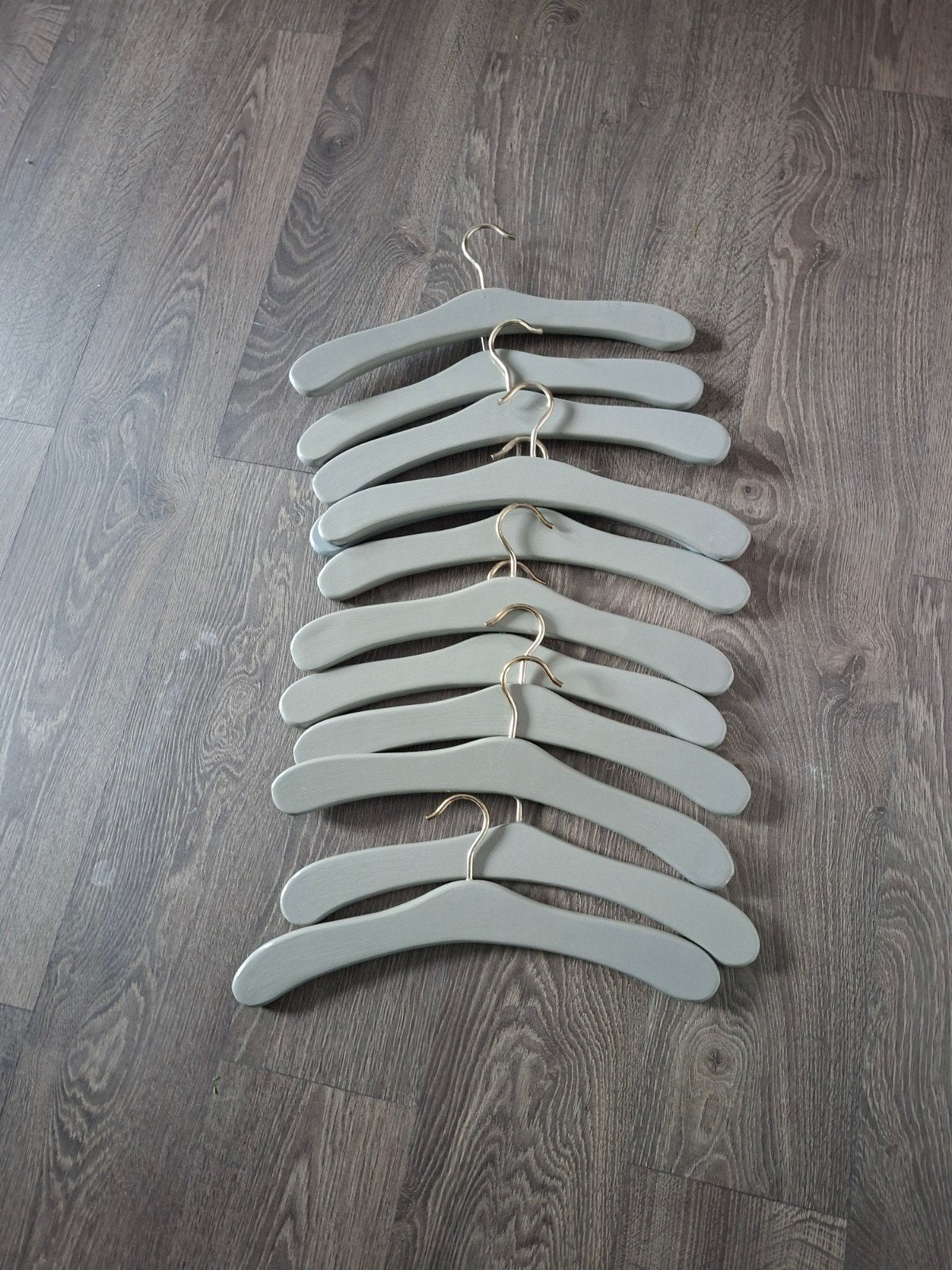 Set van 12 lichtgrijze houten kledinghangers, Ophalen of Verzenden, Zo goed als nieuw, Hout, Kinderen en Volwassenen