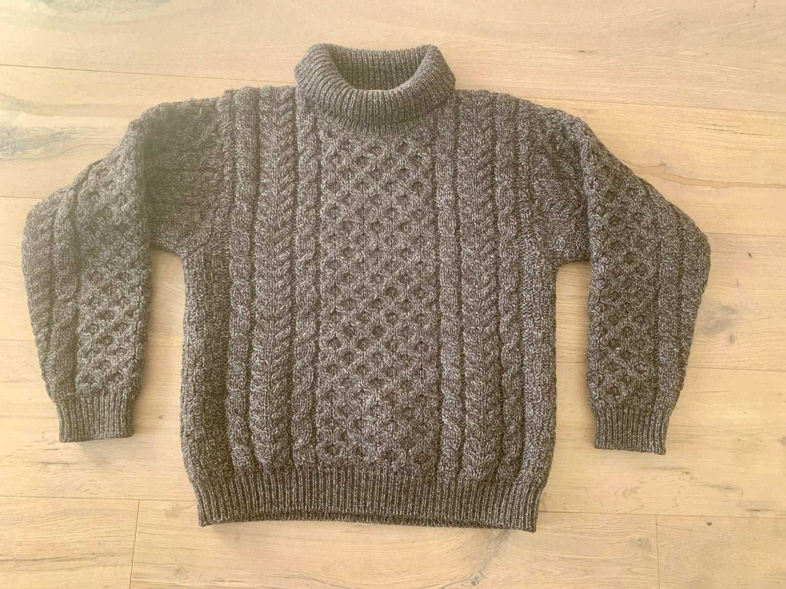 Prachtige 100% ierse wollen aran Donegal coltrui trui (40), Ophalen of Verzenden, Zo goed als nieuw, Maat 38/40 (M), Bruin