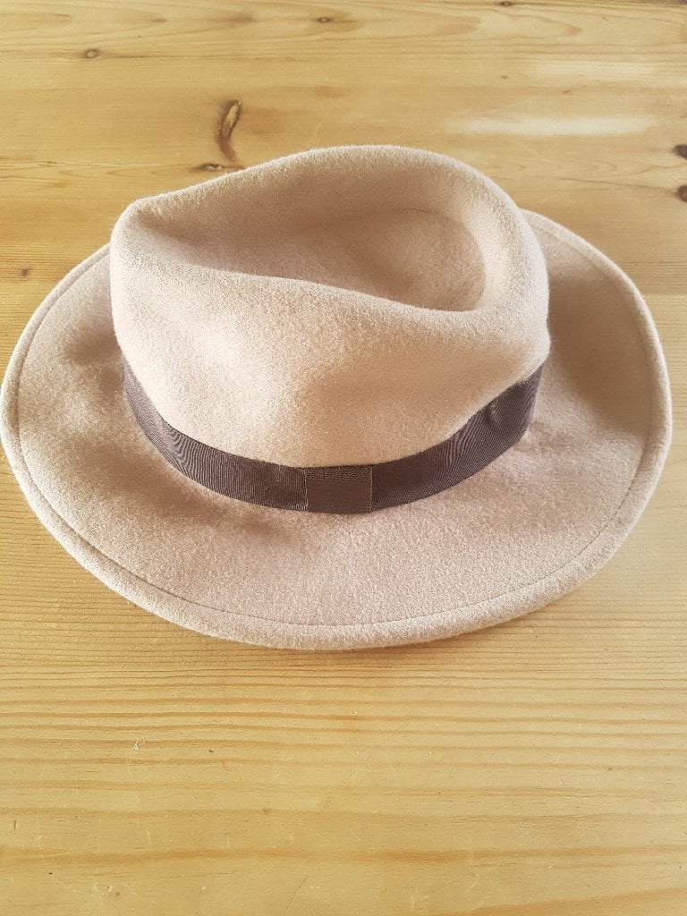 Hoed, maat 55cm (S) Nieuw Beige Vilt, Ophalen of Verzenden, Nieuw