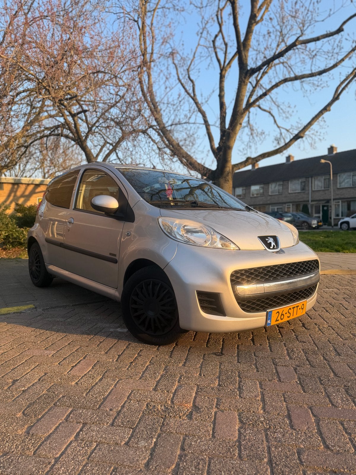 Peugeot 107 1.0 12V 5DR 2012 Grijs Elektrisch Schuifdak, Voorwielaandrijving, 4 stoelen, 68 pk, Origineel Nederlands