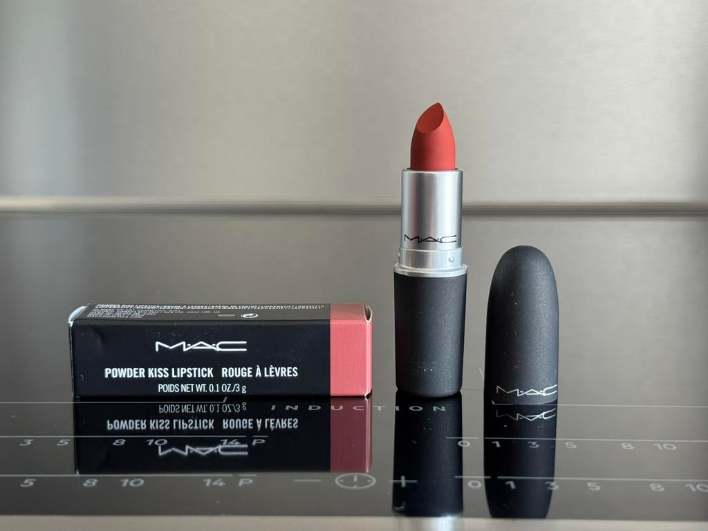 Mac powder kiss lipstick 3gr kleur 316 devoted to chili, Lippen, Nieuw, Ophalen of Verzenden, Make-up