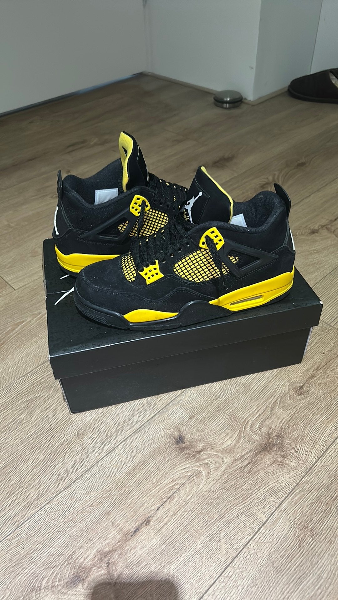 Jordan 4 Retro Thunder, Kleding | Heren, Schoenen, Ophalen of Verzenden, Zo goed als nieuw, Zwart