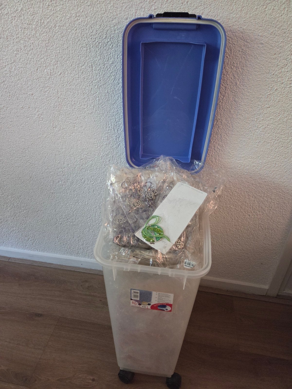 Partij nieuwe kettingen, Ophalen, Nieuw