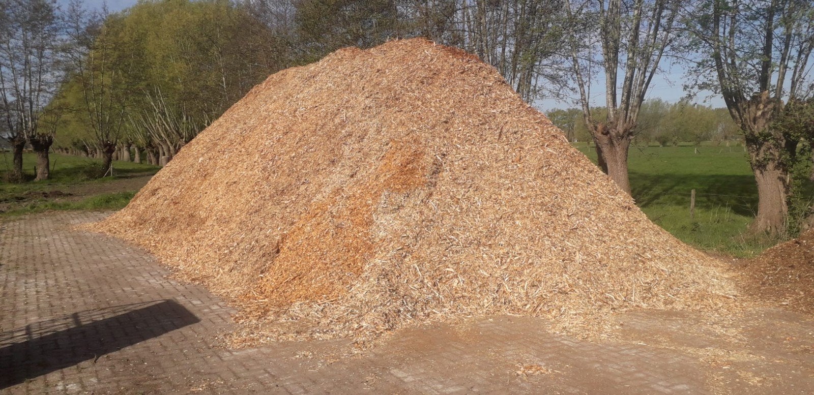 Houtsnippers gemengd - Ideaal voor tuin en paden, Tuin en Terras, Haardhout, Takken, Overige houtsoorten, 6 m³ of meer, Ophalen of Verzenden