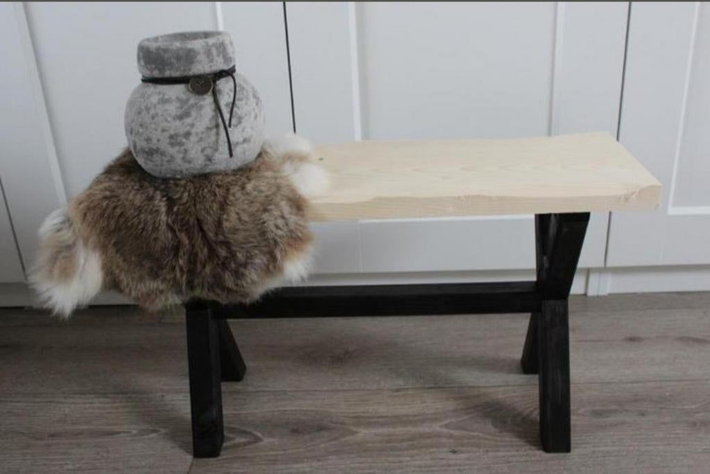 Houten krukje met zwarte kruispoot, Ophalen, Nieuw, Hout