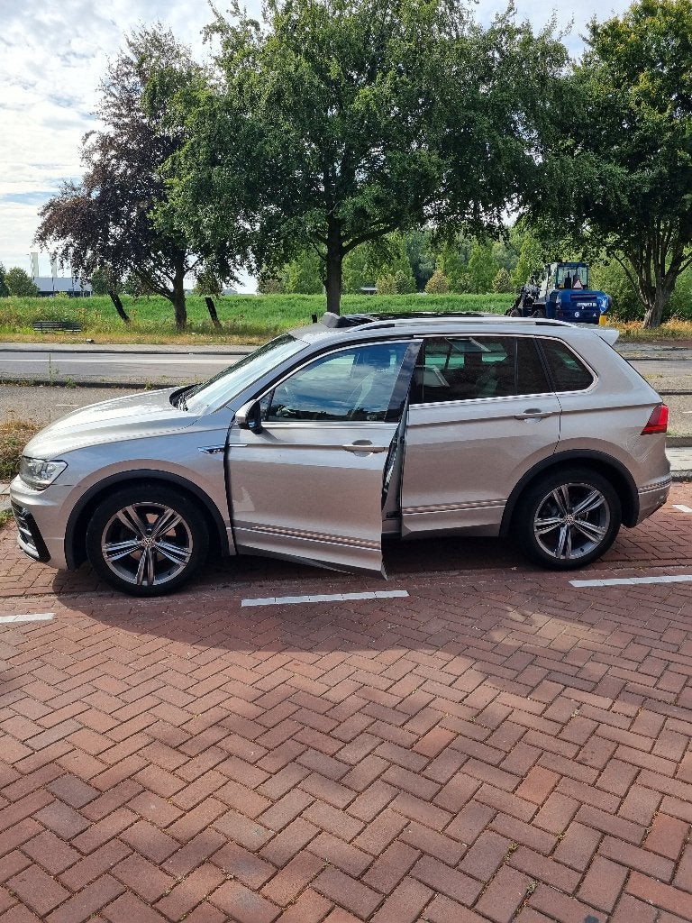Volkswagen Tiguan R-Line 1.4TSI 92KW 2017 Grijs, Auto's, Dealer onderhouden, 4 cilinders, 1395 cc, Handgeschakeld