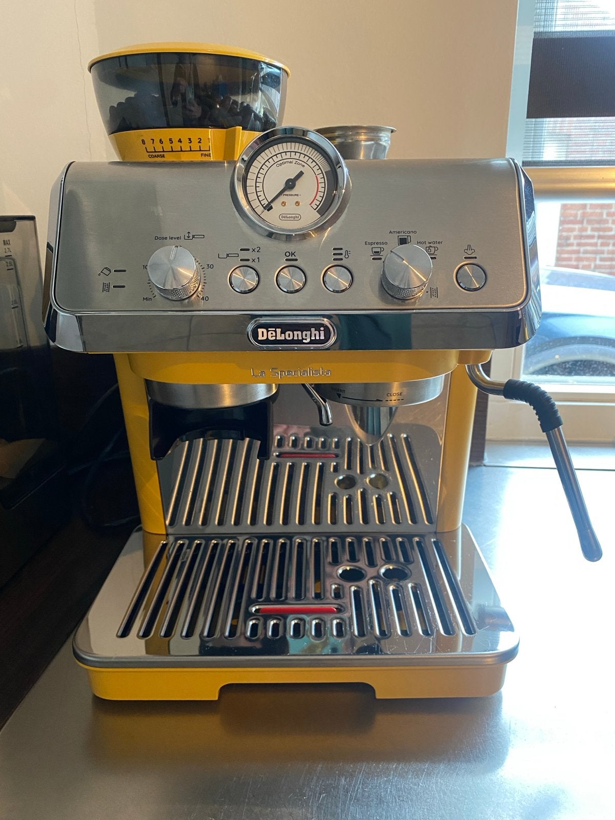 De'Longhi La Specialista Arte Koffiemachine Oker Geel, Witgoed en Apparatuur, Gebruikt, Koffiemachine, Afneembaar waterreservoir