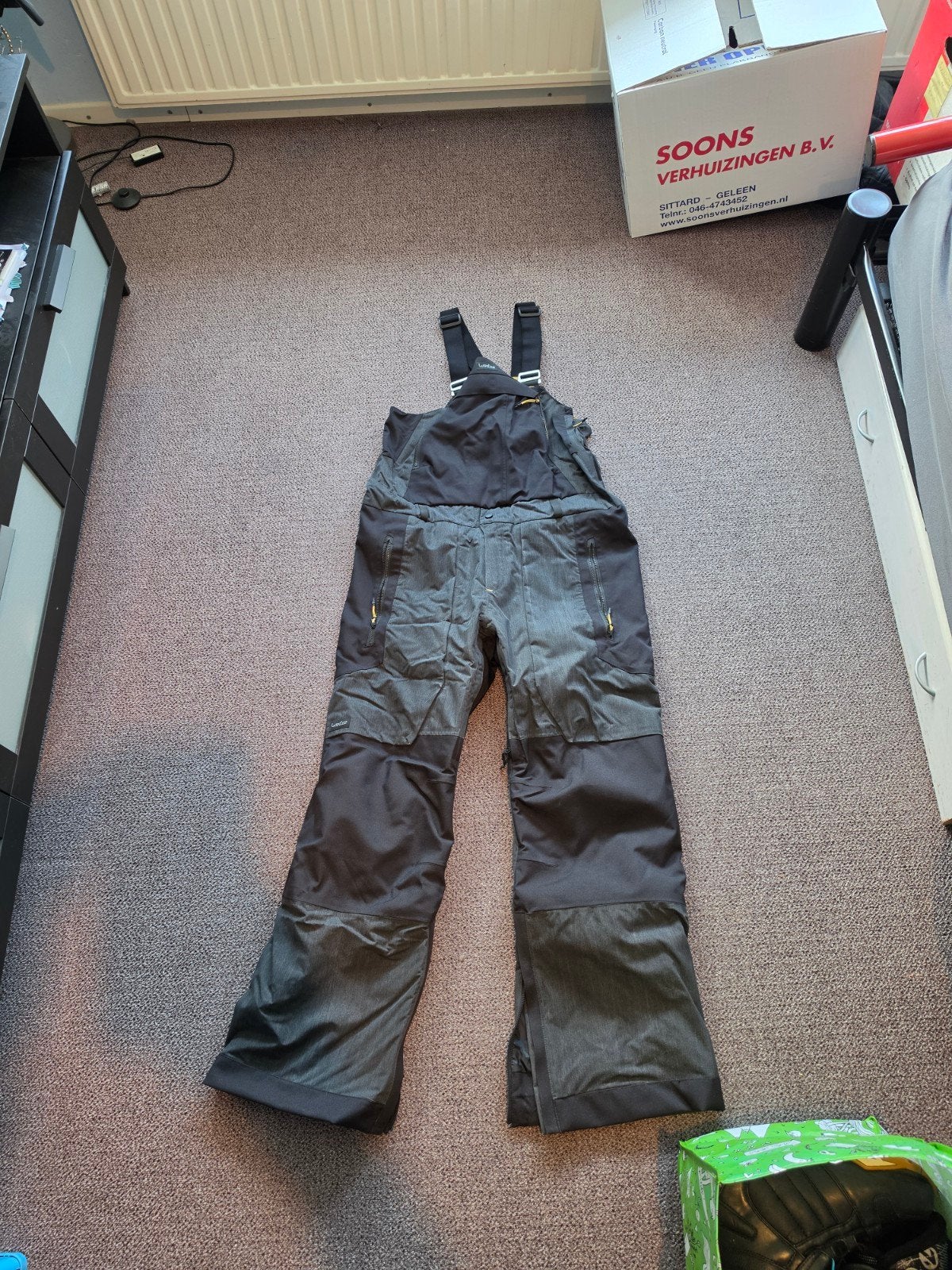 Snowboardbroek met bretels - Maat XL, Kleding | Dames, Broek, Maat 46/48 (XL) of groter, Ophalen of Verzenden, Gedragen