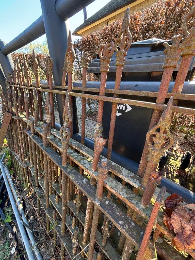 Gietijzeren hek 4 stukken van plus minus 10 meter, Tuin en Terras, Tuinhekken en Hekwerk, Ophalen, IJzer, Sierhekwerk