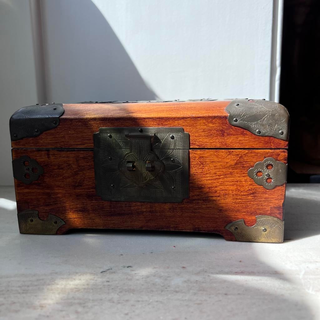 Antiek Chinees sieradenkistje in prima staat met koper jade, Antiek en Kunst, Ophalen of Verzenden