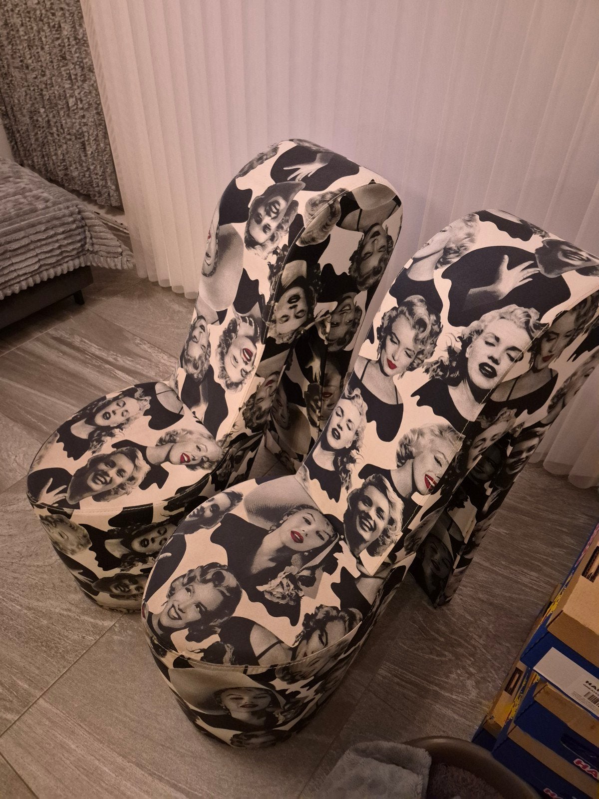 Marilyn Monroe stoelen in naaldhak vorm, Ophalen, Gebruikt, Twee, Zwart
