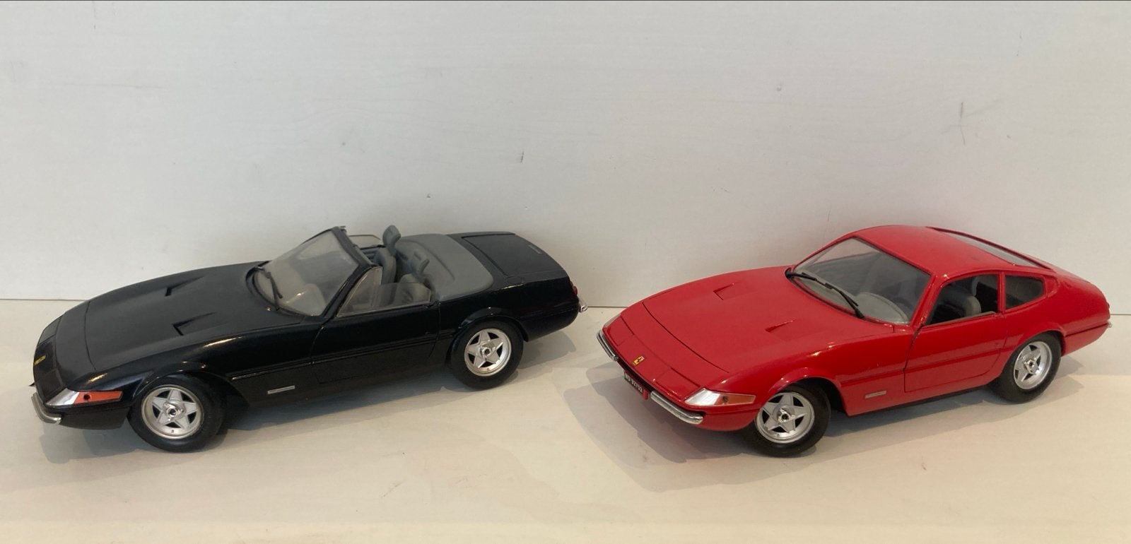 Ferrari Daytona 365: Zwart Cabrio GTS 4 & Rood Coupé GTB 4, Ophalen of Verzenden, Zo goed als nieuw, Auto, Overige merken