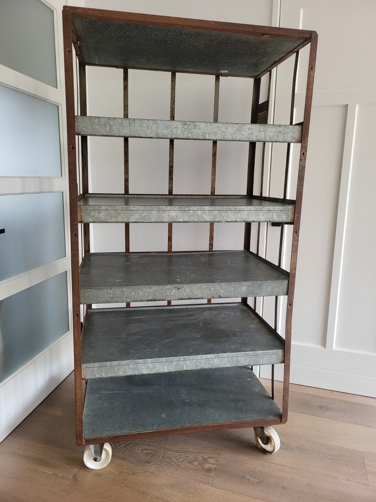 Unieke kast/stellingkast/veilingkar, Ophalen, Gebruikt
