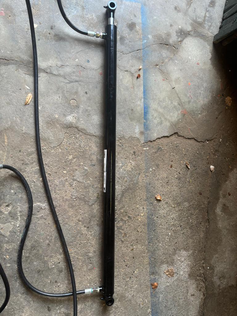 2 Hydrauliek cilinders 1430mm met handpomp, Ophalen