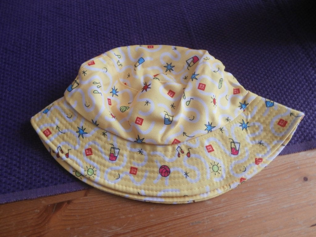 hoed geel Picnic met vrolijke plaatje vissershoedje pet geel, Ophalen of Verzenden, Zo goed als nieuw, Picnic, Hoed