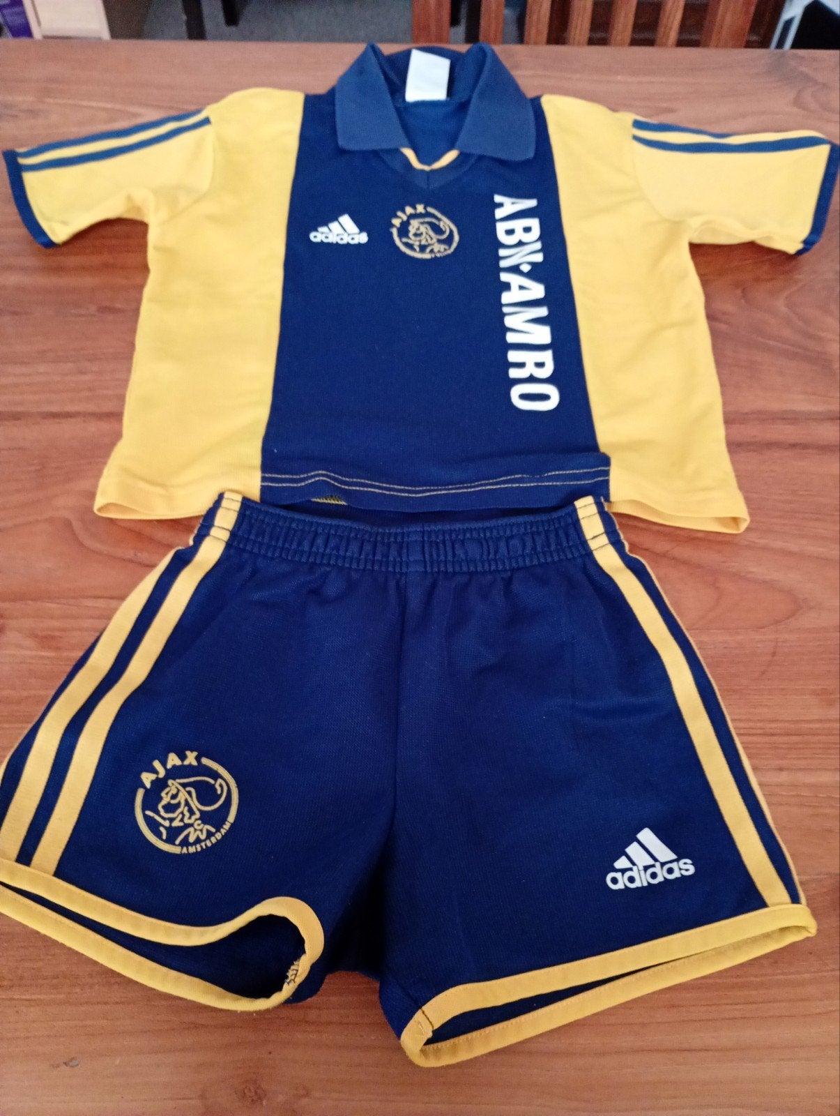 Ajax voetbal tenue maat 116. merk Adidas., Maat XS of kleiner, Ophalen of Verzenden, Zo goed als nieuw, Set