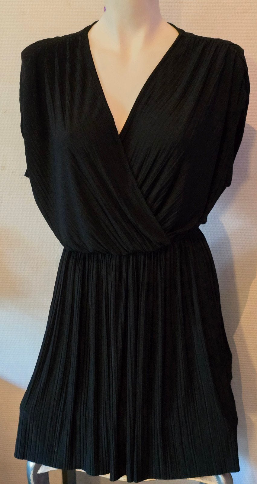 Monki Zwarte Plissé Jurk Maat M, Kleding | Dames, Jurken, Maat 38/40 (M), Zwart, Ophalen of Verzenden, Zo goed als nieuw