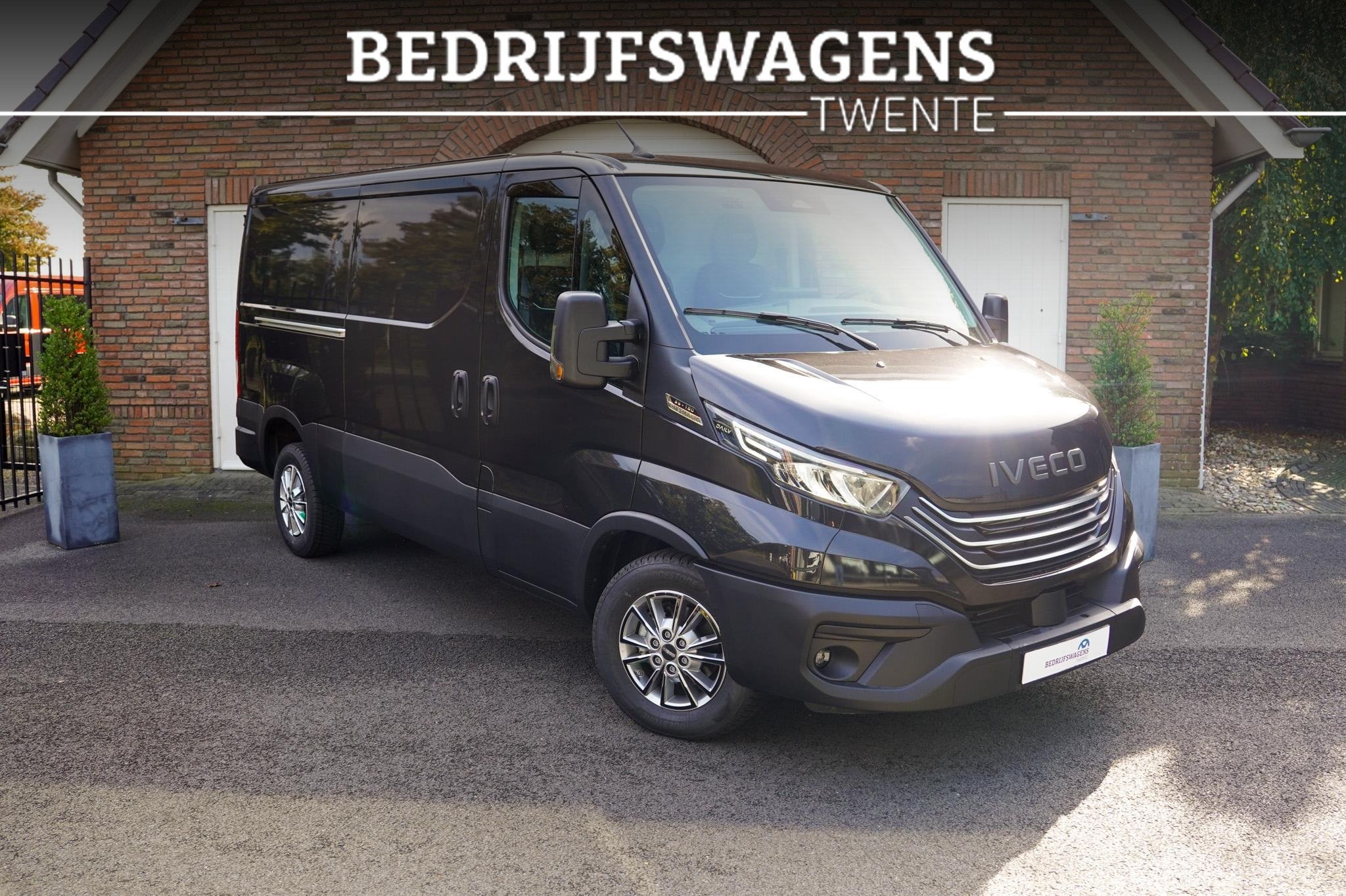 Iveco Daily 180 pk L2H1 Aut. 3500KG Laadvermogen Vol opties,, Auto's, Automaat, Gebruikt, Zwart, 4 cilinders