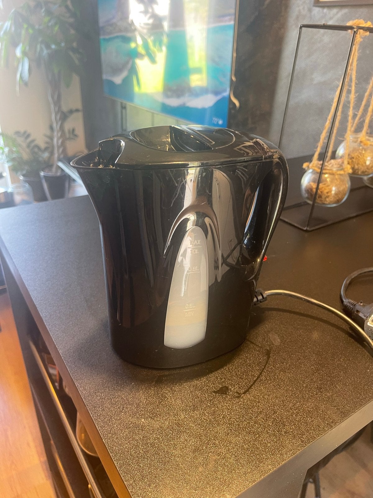 Zwarte waterkoker, werkt niet perfect, Witgoed en Apparatuur, Waterkokers, 1 tot 2 liter, Ophalen of Verzenden, Niet werkend, Draadloos
