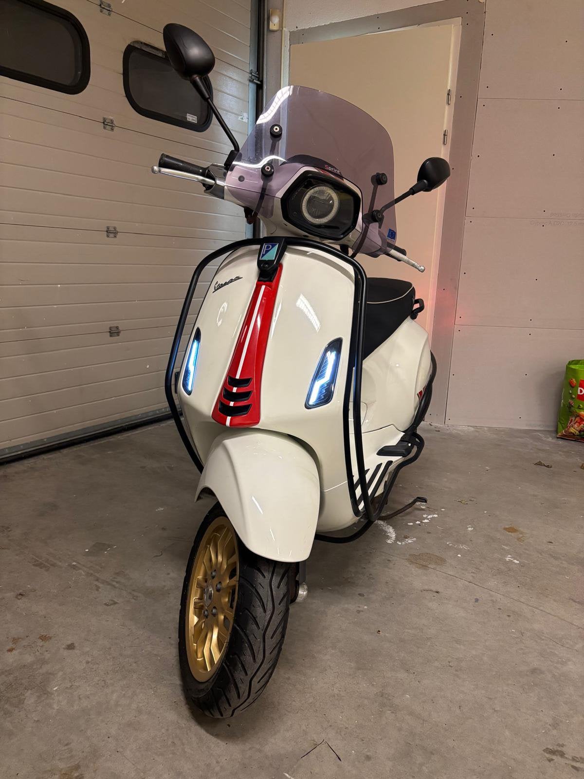 Vespa Sprint Racing Sixties 2021 Rood-Wit-Goud, Ophalen, Maximaal 45 km/u, Zo goed als nieuw, Benzine