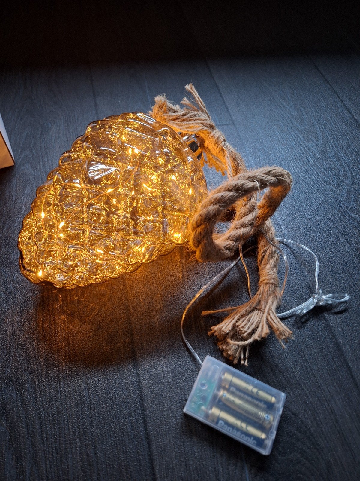 Dennenappel met jutte touw en LED verlichting, Meerkleurig, Nieuw, Ophalen of Verzenden, Landelijk