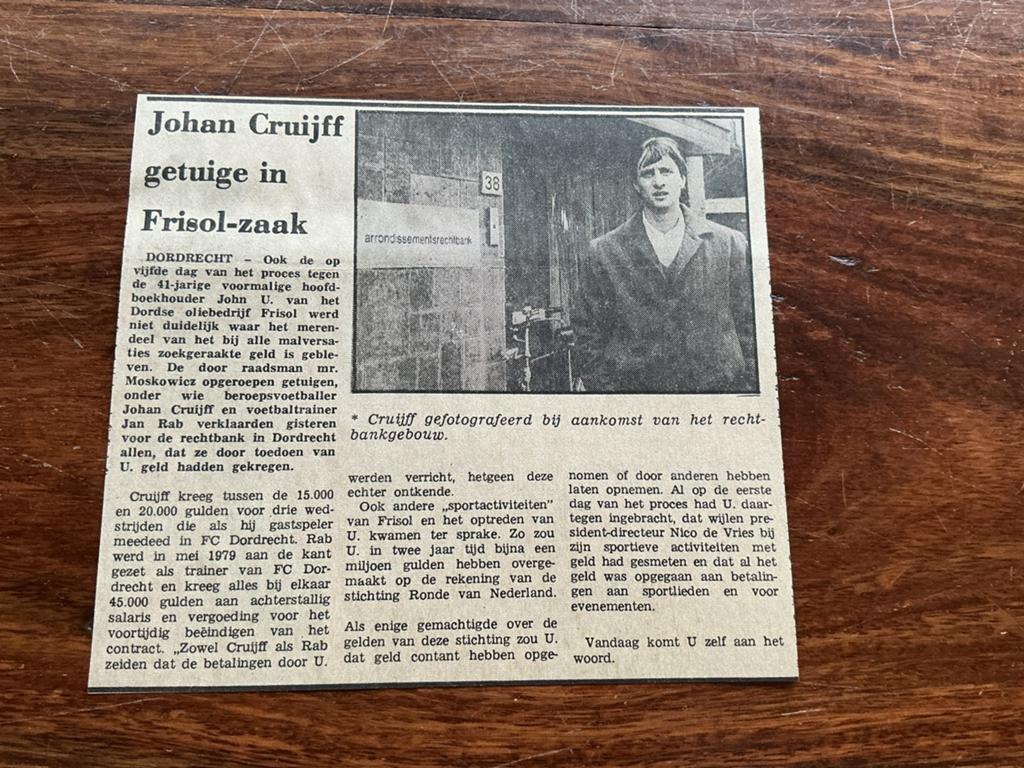 Voetbal krantenartikel Cruijff getuige in Frisol-zaak 1983, Ophalen of Verzenden, Knipsel(s)