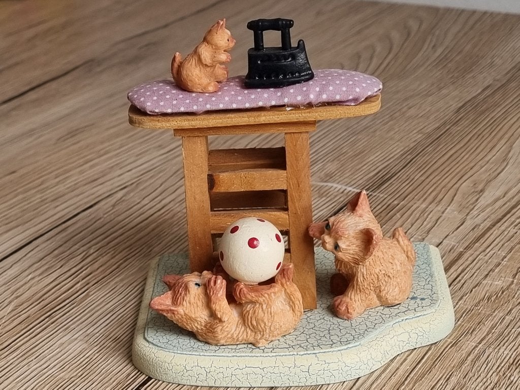 Mooi Vintage Katten Beeld Ornament Strijkplank Hout Keramiek, Verzamelen, Verzenden, Gebruikt, Hond of Kat, Beeldje of Figuurtje