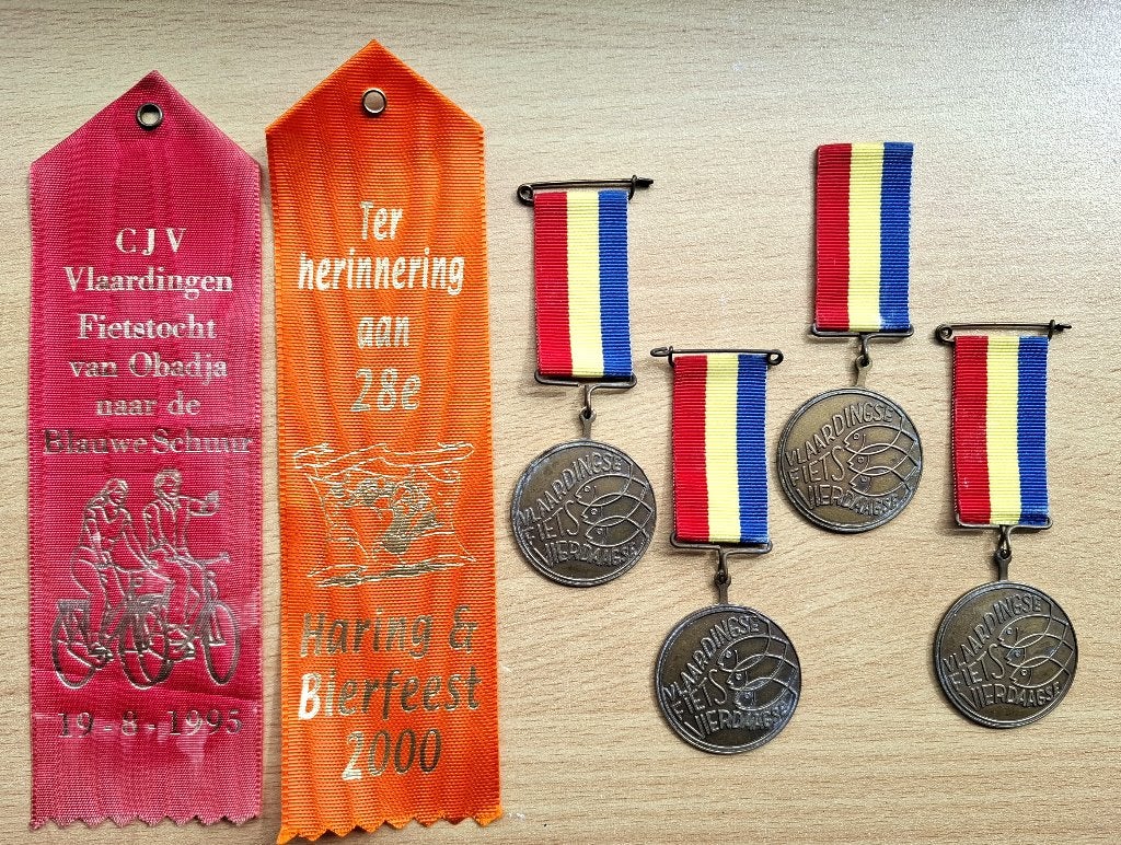 oude vaantjes en medailles Vlaardingen, Ophalen of Verzenden, Gebruikt