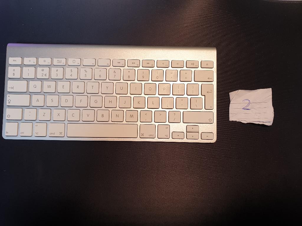 2x apple toetsenbord a13a14, Ophalen of Verzenden, Zo goed als nieuw, Draadloos, Qwerty