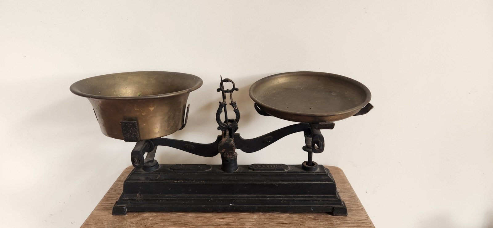 Antieke weegschaal met bronzen schalen, Ophalen