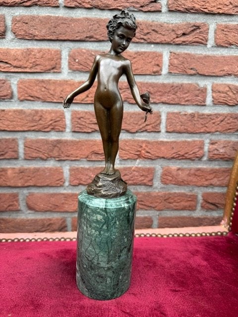prachtig beeld, meisje met bloem, brons en marmer, Ophalen of Verzenden