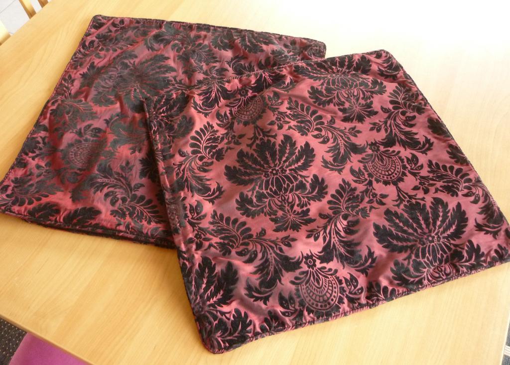 Set 2 satijnen bordeaux zwart fluweel barok kussenslopen, Ophalen of Verzenden, Zo goed als nieuw, Zwart, Vierkant