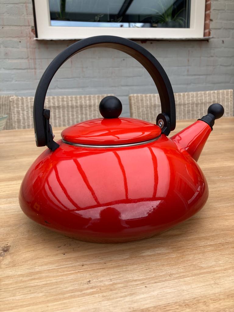 Le Creuset fluitketel Zen rood 1,5 ltr, Huis en Inrichting, Ophalen of Verzenden, Zo goed als nieuw, Overige materialen, Overige typen