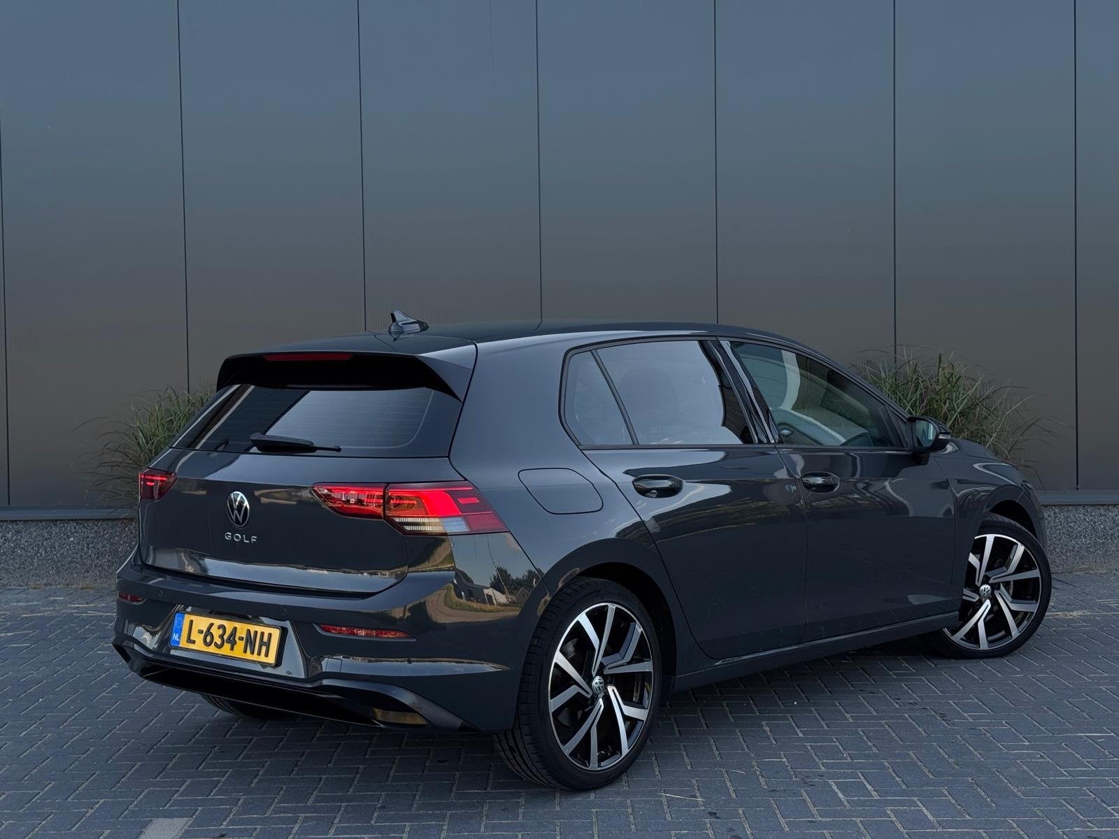 Volkswagen Golf 1.0 eTSI Life AUTO NAVI | CARPLAY | SPORTVEL, Stof, Gebruikt, Met garantie (alle), 23 km/l