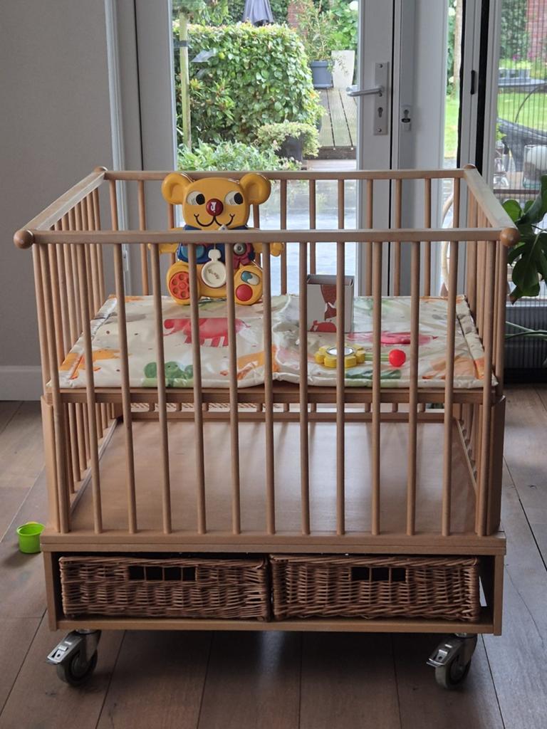 Mooie kinder/baby box in goede staat, verrijdbaar!, Kinderen en Baby's, Boxen, Ophalen, Gebruikt, Rechthoekig, In hoogte verstelbaar