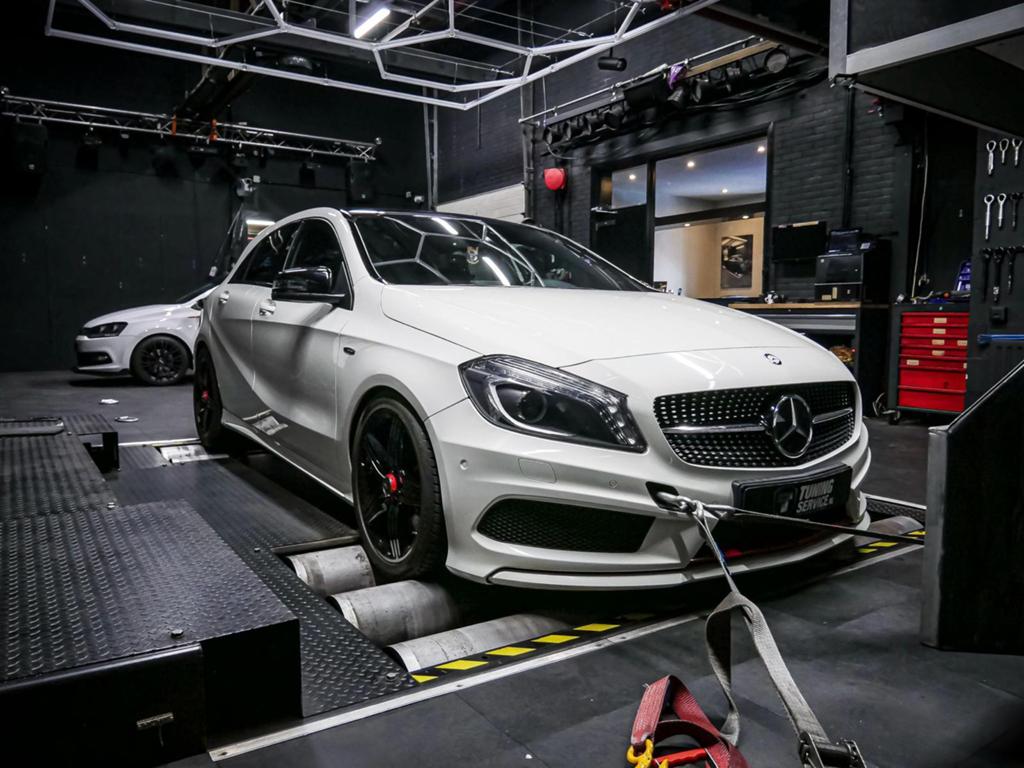 Mercedes A250 4MATIC AMG Line Stage 2 265PK Automaat, 15 km/l, Zwart, 4 cilinders, Wit