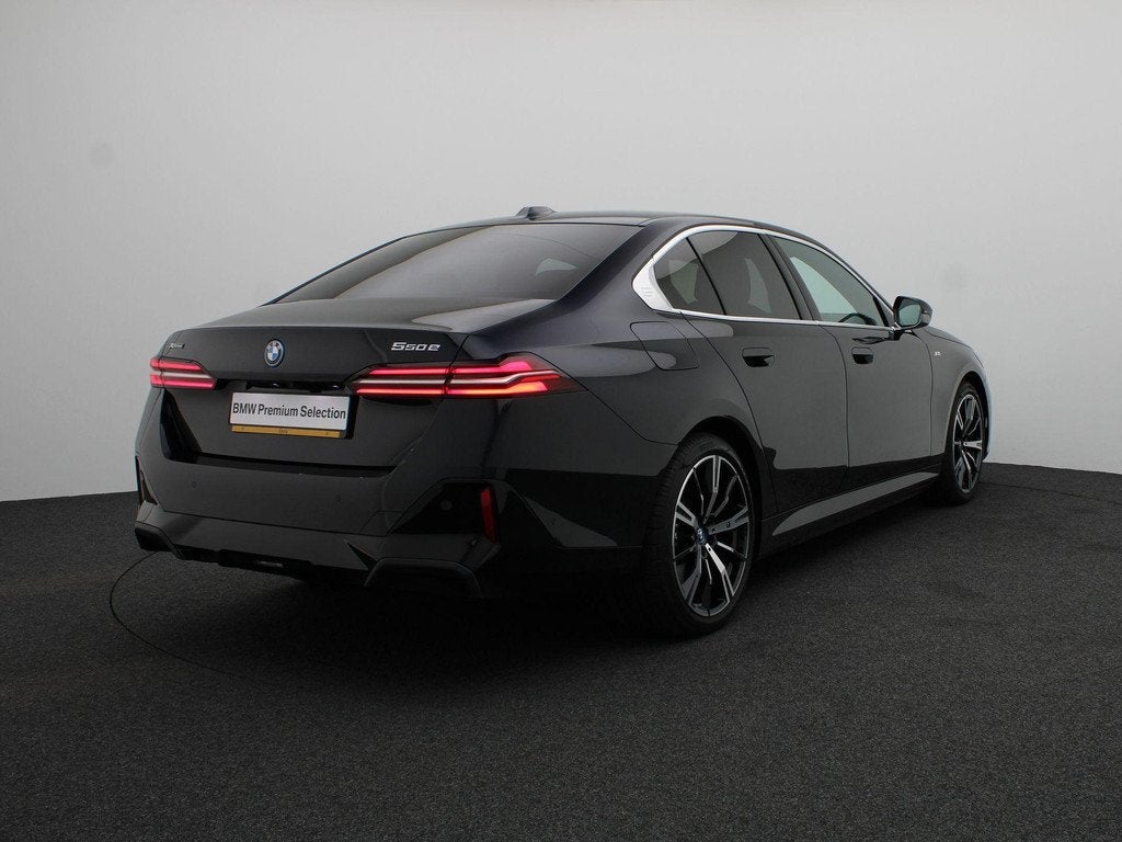 BMW 5 Serie Sedan 550e xDrive M Sportpakket | Adaptief Onder, Auto's, BMW, Automaat, Automatische klimaatregeling, Gebruikt, 138 €/maand