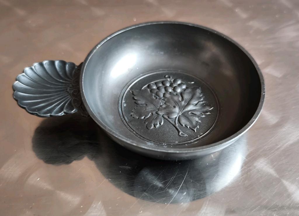 Franse tinnen wijnproeversschaal (Tastevin) met druivenmotie, Antiek en Kunst, Antiek | Tin, Ophalen of Verzenden