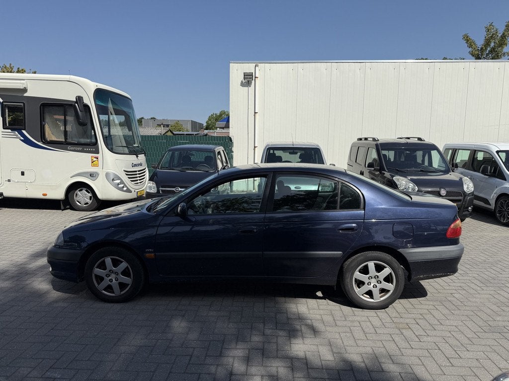 Toyota Avensis 1.8-16V Linea Sol AUTOMAAT + AIRCO (bj 2000), Auto's, 1794 cc, Blauw, Origineel Nederlands, Bedrijf