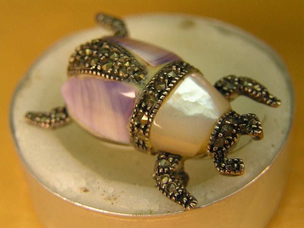 eerste gehalte zilveren keverbroche met markasiet parelmoer, Minder dan 4 cm, Nieuw, Ophalen of Verzenden, Met edelsteen