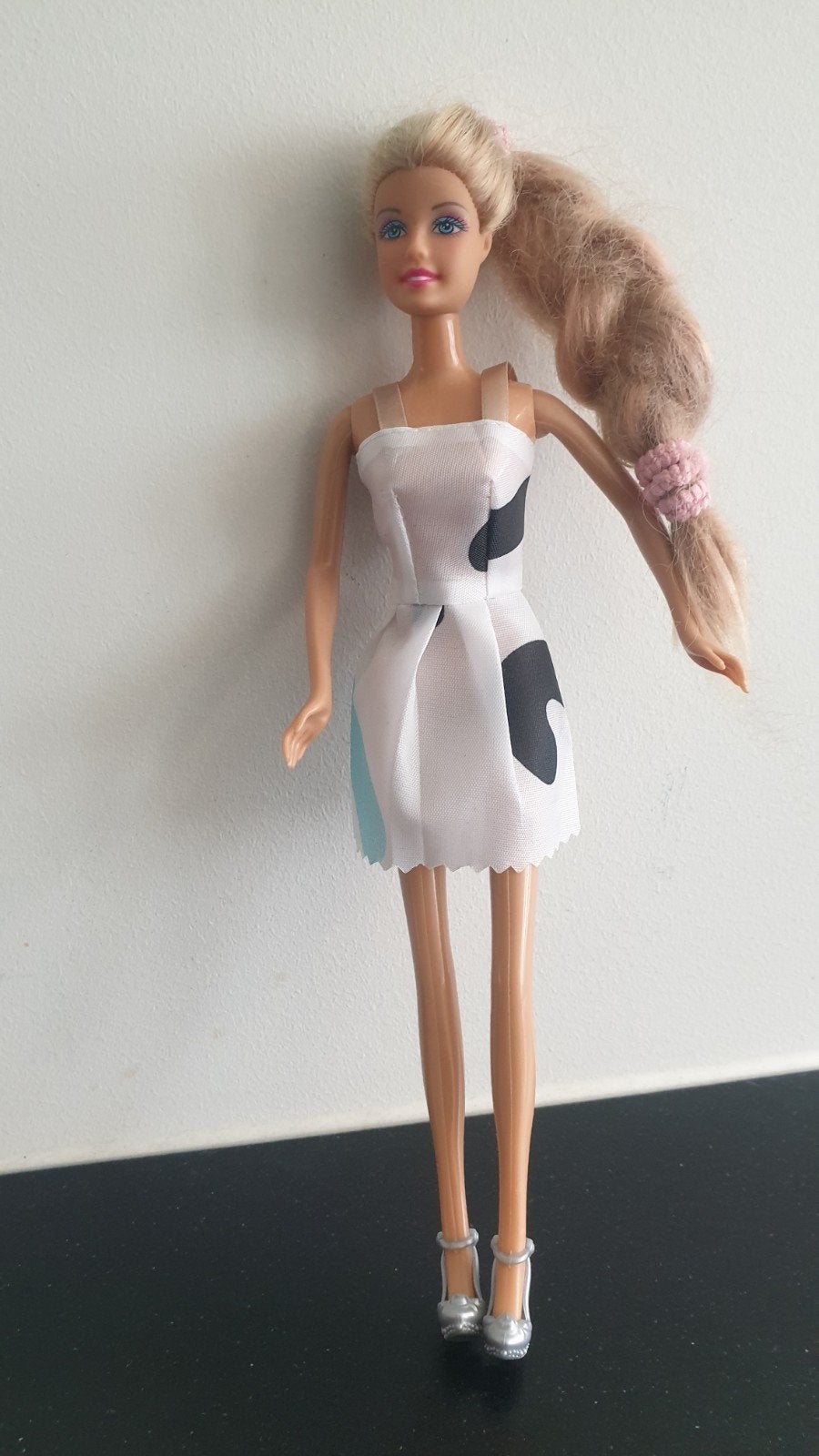 Look-a-like Barbie met wit-zwarte jurk en grijze pumps, Ophalen, Zo goed als nieuw, Barbie