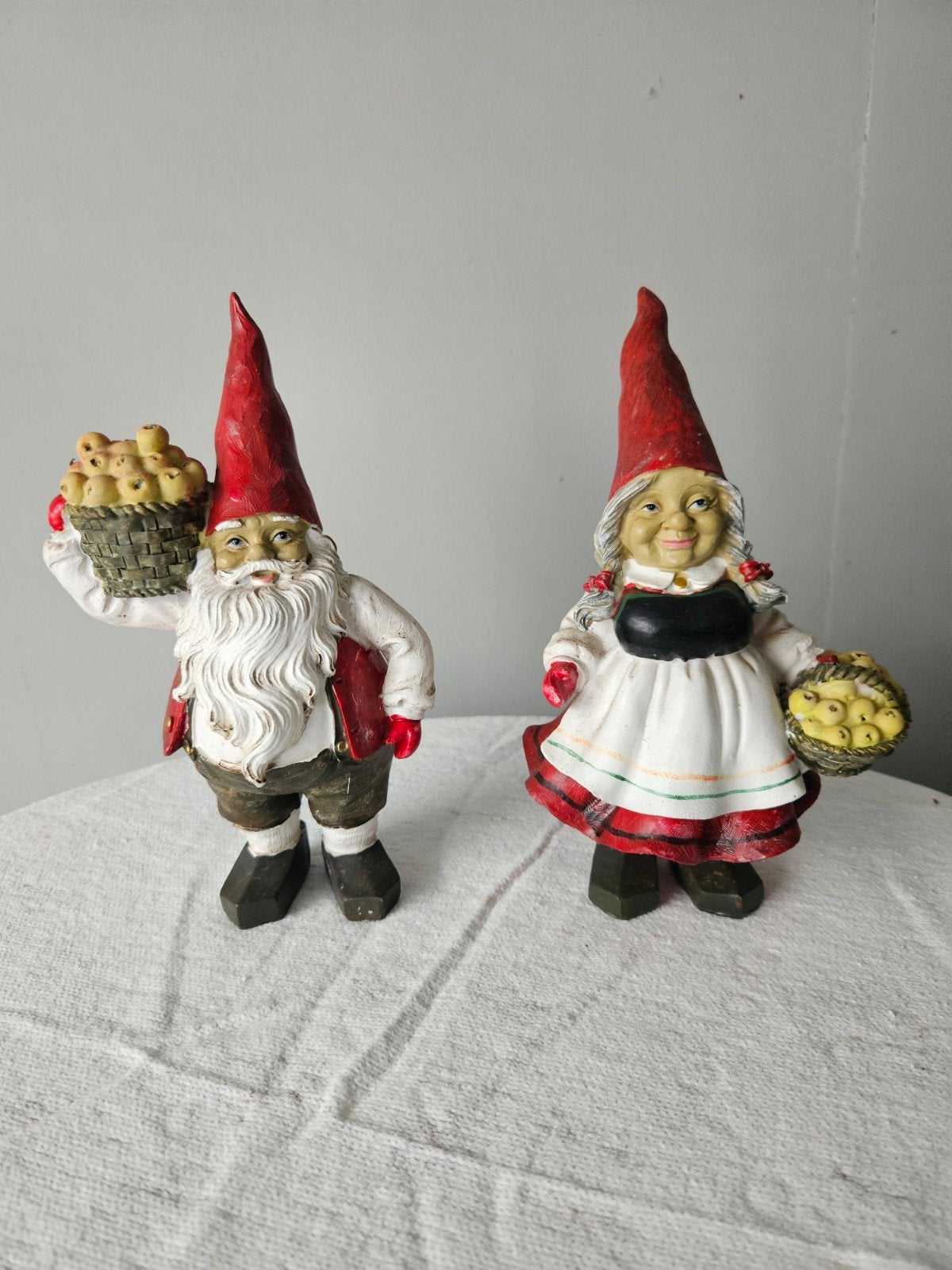 Set van 2 kabouter beeldjes: kabouter met appels, Gebruikt, Meerkleurig, Overige materialen, Overige stijlen