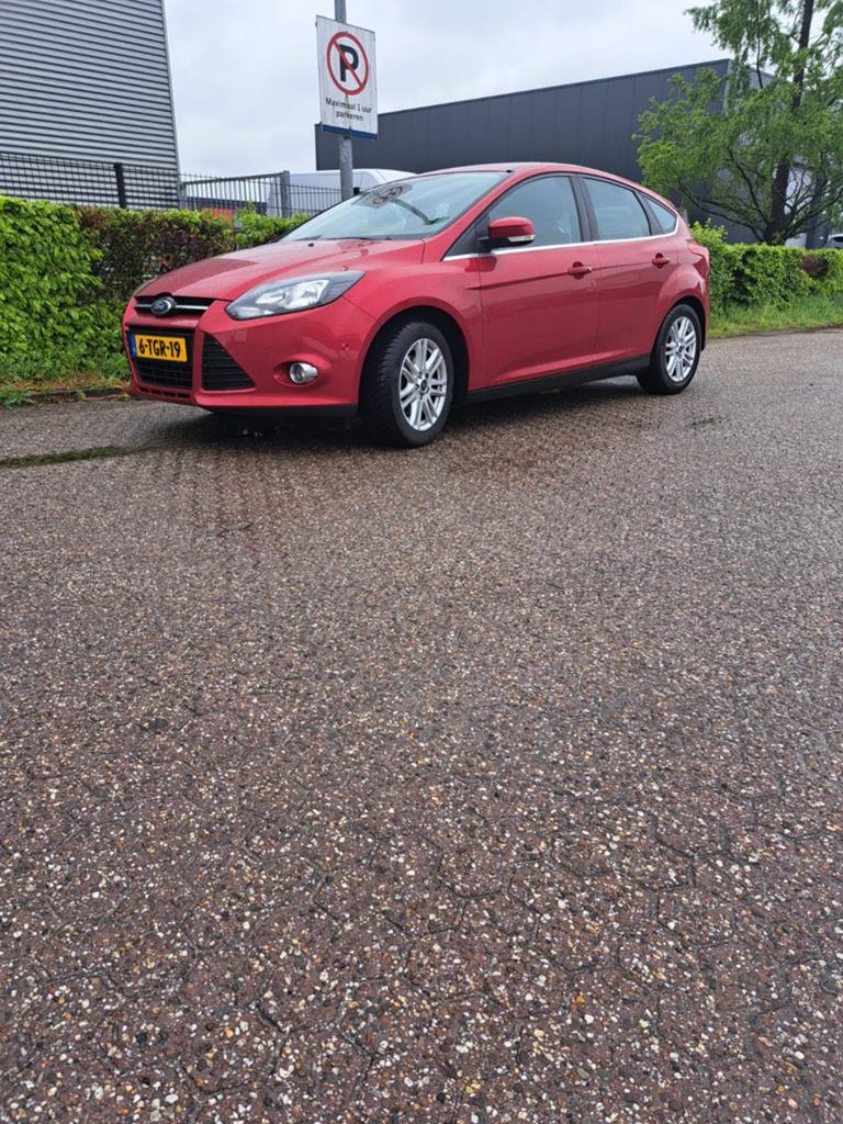 Ford Focus 1.0 Ecoboost 5D 2014 Metallic, Trekhaak, Auto's, Zwart, Automatische klimaatregeling, 635 kg, Origineel Nederlands