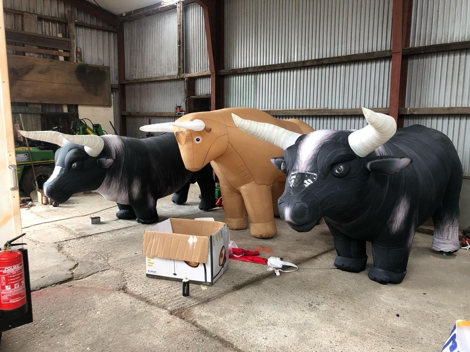 3 Opblaasbare Stier Kostuums - carnaval, reclame, toreador, Ophalen, Zo goed als nieuw, Kostuum, Carnaval