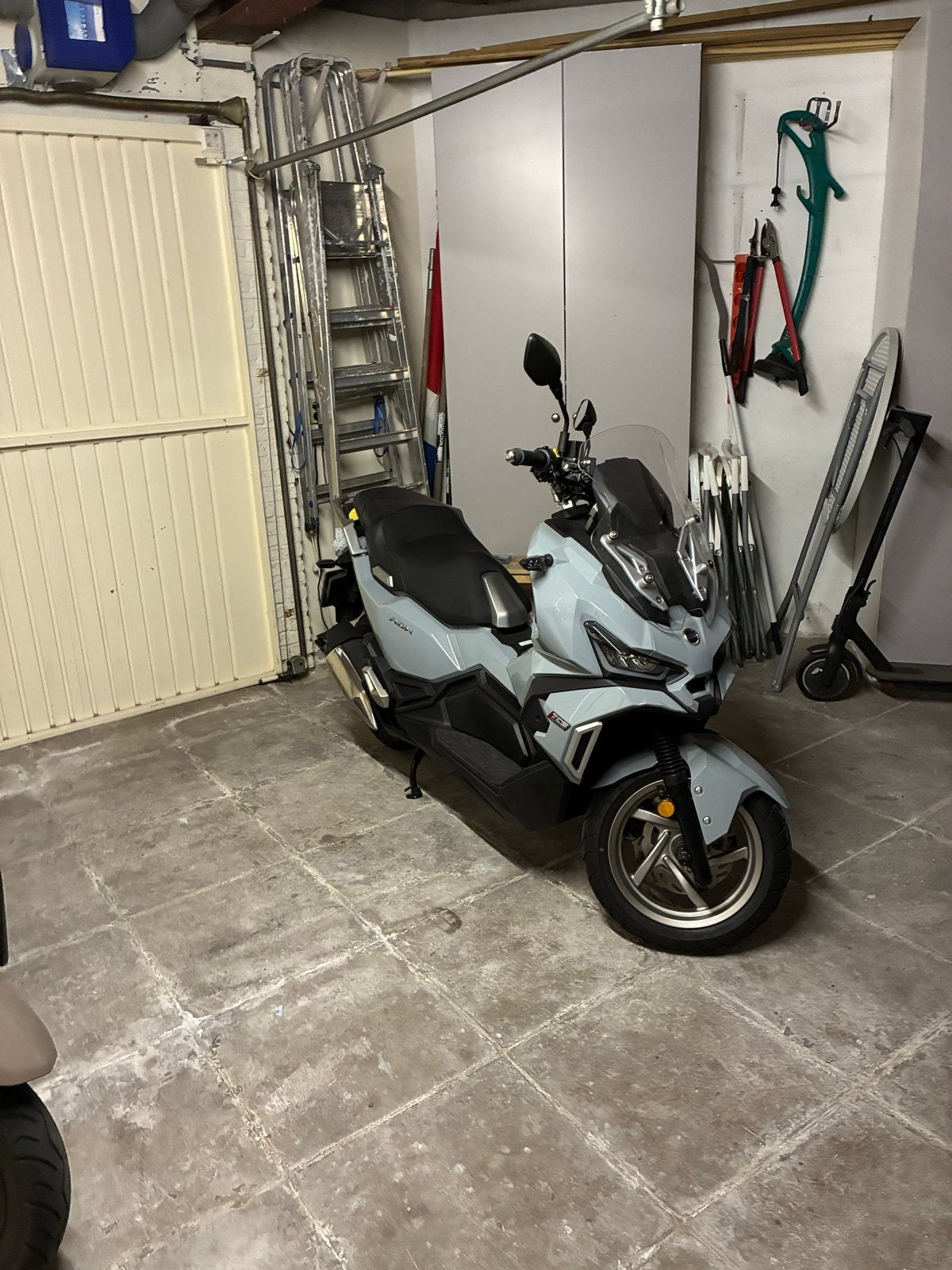 Zgan Kymco scooter, adx 125 lichtgrijs, Ophalen
