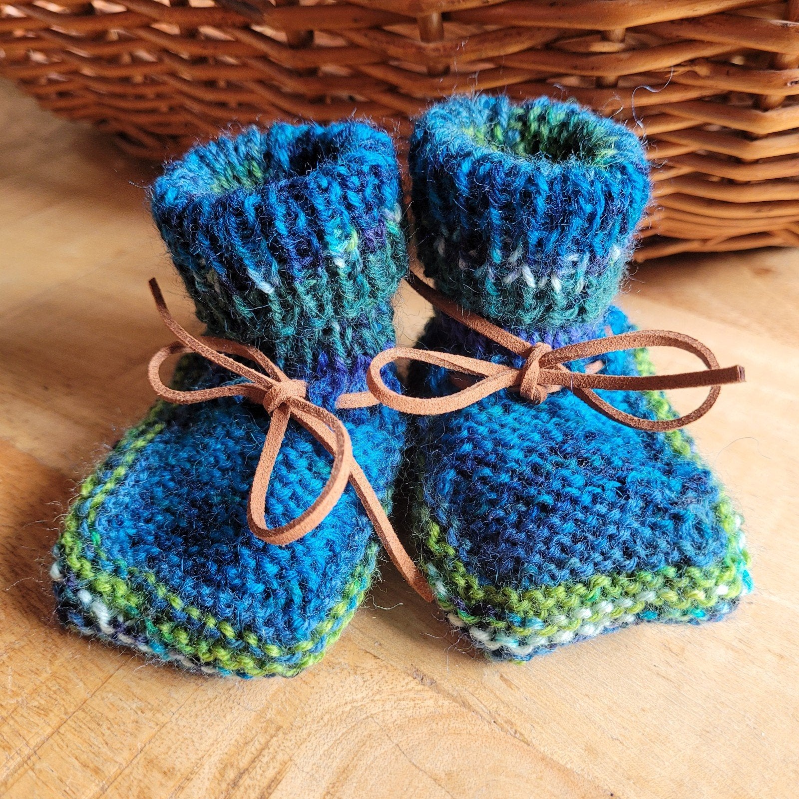 Handgebreide babyslofjes blauw/groen met leren veters, Slofjes, Handgemaakt, Ophalen of Verzenden, Zo goed als nieuw