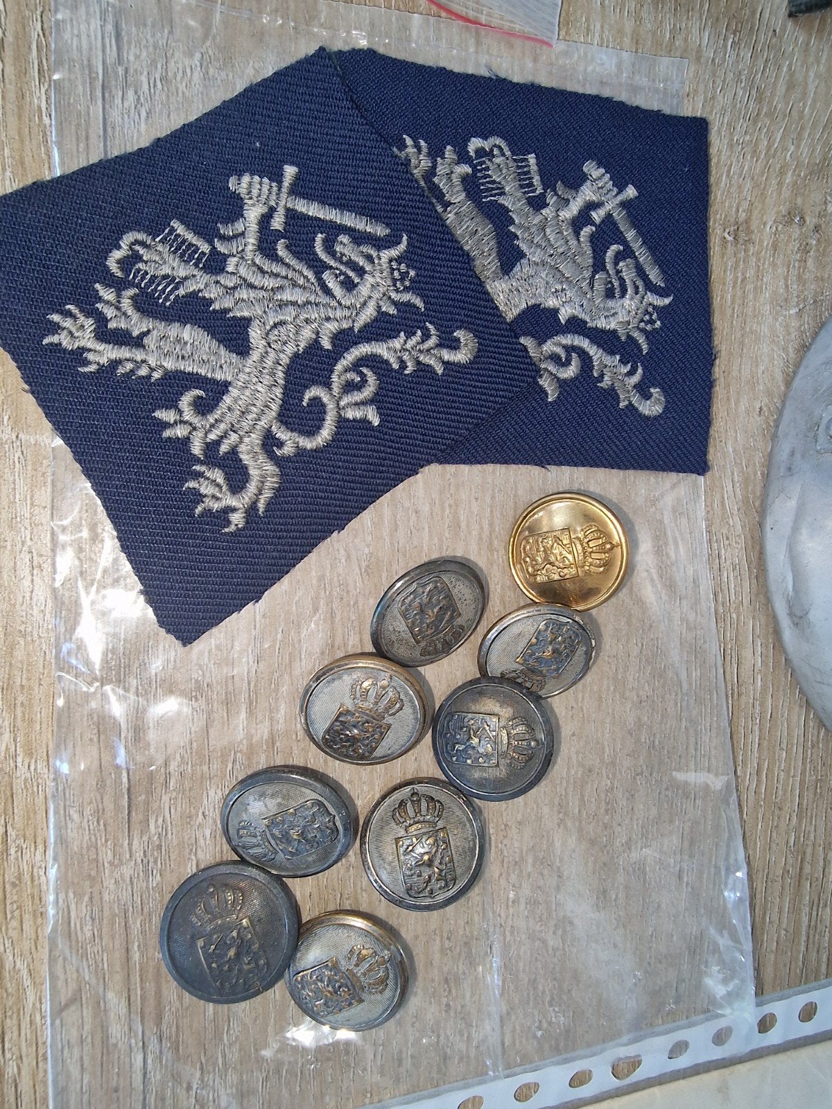 Militaire emblemen en knopen - Koninklijke Landmacht, Ophalen of Verzenden, Landmacht, Nederland, Embleem of Badge