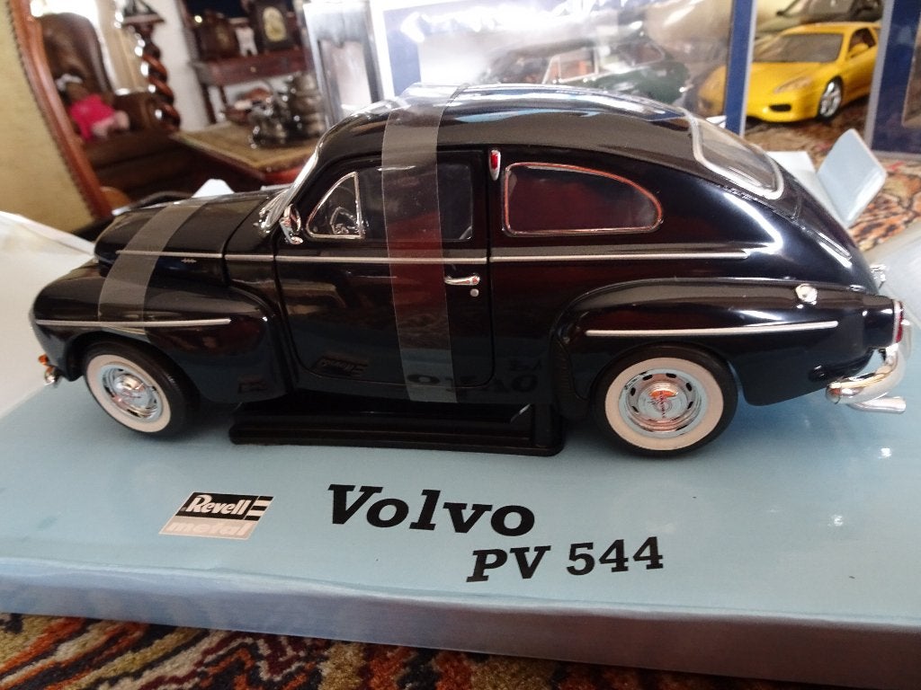 MOOIE VOLVO P 544 KATTE RUG  BLAUW /LIJK ZWART REVELL, Hobby en Vrije tijd, Modelauto's | 1:18, Ophalen of Verzenden, Zo goed als nieuw
