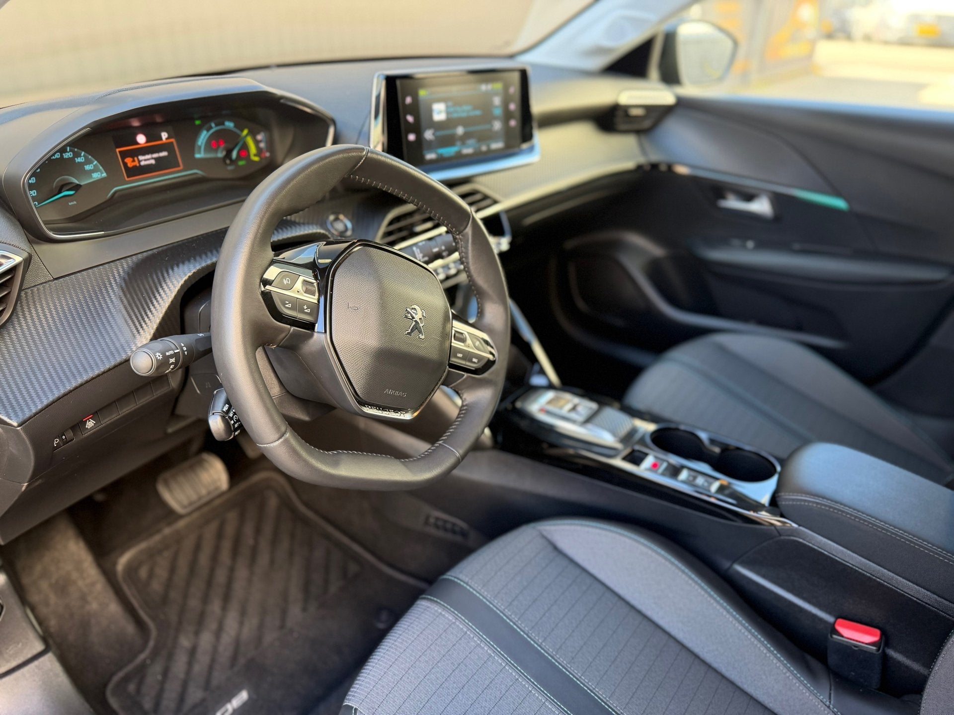 Peugeot E-208 EV Allure 50 kWh Automaat Carplay Cruise Airco, Auto's, Dealer onderhouden, Gebruikt, Zwart, Zwart